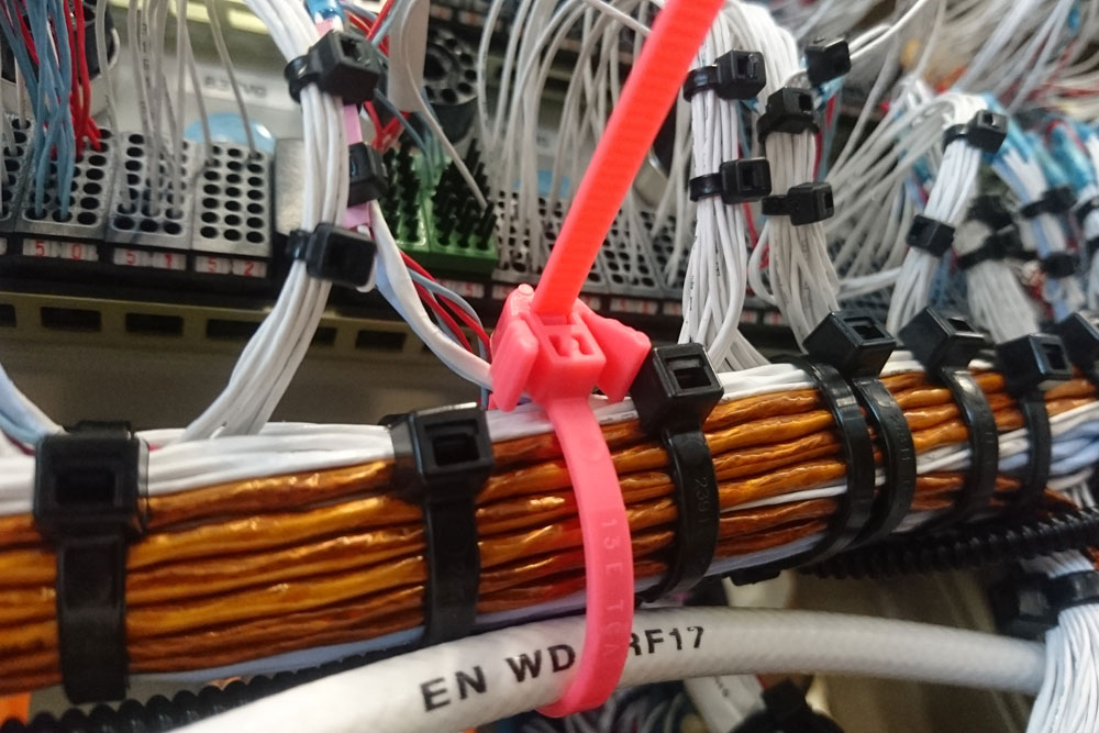 Kabelbinder der REZ-Serie von HellermannTyton mit neuer pink fluoreszierender Farbe für besondere Ansprüche