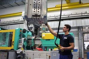 Lennart bei seiner täglichen Arbeit im HellermannTyton Technikum.