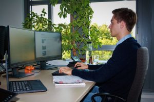 Moritz an seinem Arbeitsplatz im HellermannTyton Büro in Tornesch.